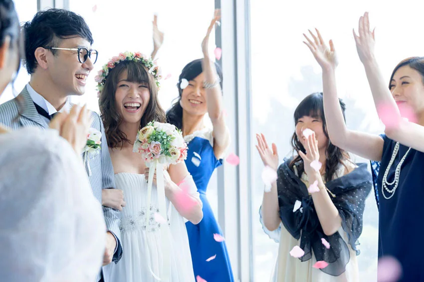飾れるデザイン婚姻届。お二人だけのオリジナルなウェディングアイテムに。